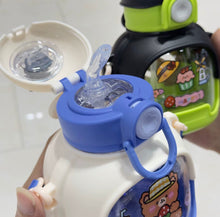 Cargar imagen en el visor de la galería, Botella de agua de oso de dibujos animados plástico 700 ml con correa portátil para beber MOD 1533
