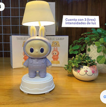 Cargar imagen en el visor de la galería, Lámpara de LABUBU 3 Cambios De Luz Para Niños Con Sacapuntas MOD 388A
