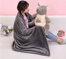 Cargar imagen en el visor de la galería, Almohada con frazada de canguro MOD K-1 medidas frazada 1.80 x 1.80  medida peluche 45 x 27
