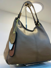 Cargar imagen en el visor de la galería, Bolsa de dama premium vinipiel MOD SL-255
