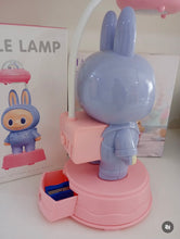 Cargar imagen en el visor de la galería, Lámpara de escritorio para niños con sacapuntas 3 cambios recargable de LABUBU MOD 388
