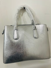 Cargar imagen en el visor de la galería, Bolsa de dama con llavero MOD 80915
