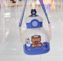 Cargar imagen en el visor de la galería, Botella de agua de oso de dibujos animados plástico 700 ml con correa portátil para beber MOD 1533
