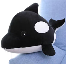 Cargar imagen en el visor de la galería, Almohada con frazada ballena,tiburón,mantarraya,delfín MOD K-9 medida de la frazada 1.00 x 1.80 medida peluche 50 x 31

