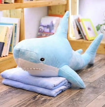 Cargar imagen en el visor de la galería, Almohada con frazada de tiburón MOD K-10 medida frazada 1.00 x 1.80 medida peluche 80 x 60
