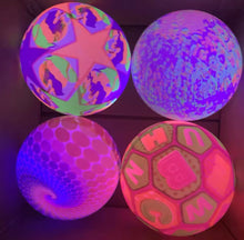 Cargar imagen en el visor de la galería, Pelota de luz 12 piezas Pelota luminosa portátil para deportes, pelota hinchable de goma, parpadeante, juegos interactivos al aire libre, juguetes para padres e hijos
