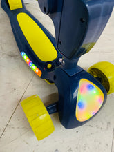 Cargar imagen en el visor de la galería, Patín para niños con asiento luz y sonido de 3 años hasta 10 años 3 alturas diferentes MOD 603
