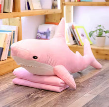 Cargar imagen en el visor de la galería, Almohada con frazada de tiburón MOD K-10 medida frazada 1.00 x 1.80 medida peluche 80 x 60
