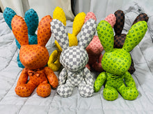 Cargar imagen en el visor de la galería, Peluche LV con caja de regalo con luz 40 cm CÁLIDAD PREMIUM
