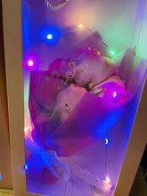Cargar imagen en el visor de la galería, Caja de regalo con ramo de flor y luz
