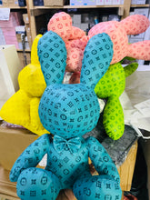 Cargar imagen en el visor de la galería, Peluche LV con caja de regalo con luz 40 cm CÁLIDAD PREMIUM
