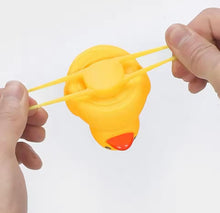 Cargar imagen en el visor de la galería, Campana de bicicleta pato para niños y adultos, pequeño pato amarillo con cuerno de casco, luz de pato de goma de juguete para ciclismo patos de goma para bicicleta
