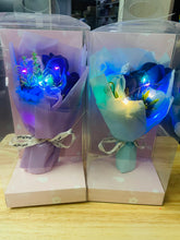 Cargar imagen en el visor de la galería, Caja de regalo con flor aromática y luz
