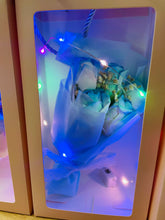 Cargar imagen en el visor de la galería, Caja de regalo con ramo de flor y luz
