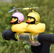 Cargar imagen en el visor de la galería, Campana de bicicleta pato para niños y adultos, pequeño pato amarillo con cuerno de casco, luz de pato de goma de juguete para ciclismo patos de goma para bicicleta
