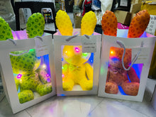 Cargar imagen en el visor de la galería, Peluche LV con caja de regalo con luz 40 cm CÁLIDAD PREMIUM
