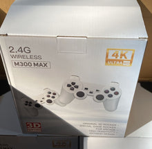 Cargar imagen en el visor de la galería, Proyector Consolas de juegos Retro M300 MAX, proyector de juegos 3D portátil Android 11 con dos asas RK3326 1080p BT5.4 4K, cine en casa inteligente MOD M300MAX

