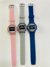 Cargar imagen en el visor de la galería, Reloj digital de dama con brillos correa de silicon
