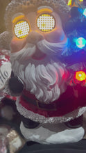 Cargar y reproducir el video en el visor de la galería, Muñeco navideño varios diseños ojos luz movibles musicales y luz adorno 45 cm alto MOD W019 w018 W016
