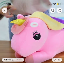 Cargar y reproducir el video en el visor de la galería, Almohada de felpa 2 en 1 con frazada, cojín con forma de unicornio arcoíris de dibujos animados
