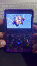 Cargar y reproducir el video en el visor de la galería, Consola de juegos retro de mano con más de 20,000 juegos y 256 juegos de GB juegos clásicos, consola de videojuegos retro visualización IPS de 3.5 pulgadas, color morado transparente, sistema Linux retro juego MOD  R36 S PRO
