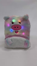 Cargar y reproducir el video en el visor de la galería, Mochila de peluche puerquito con luz MOD MJ-5
