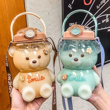 Cargar imagen en el visor de la galería, Botella de agua oso transparente  Kawaii de 1 litro para niñas, botellas escolares con correa de pajita, de plástico para beber al aire libre sticker , botellas de agua de oso bonito MOD HL02
