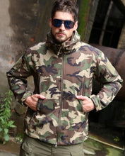 Cargar imagen en el visor de la galería, Chaqueta con funda suave de piel de tiburón con capucha para exteriores, ropa informal del ejército de camuflaje militar, abrigo de viento táctico para lluvia,frió ,caza , senderismo  y camping MOD X-026
