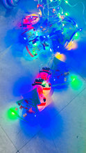 Cargar imagen en el visor de la galería, Lámpara de noche de Navidad colgante, Luces de colores  medias de plástico con copos de nieve, muñeco de nieve, árbol de Navidad, lámpara LED colgante con adorno de cordón para el hogar MOD SDD141 /LED151
