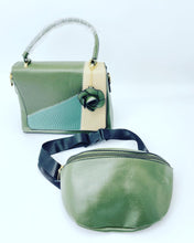 Cargar imagen en el visor de la galería, Bolsa de moda MOD 9834-17 con canguro y 3 compartimentos
