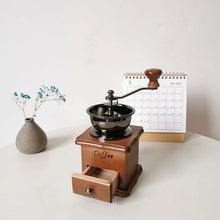 Cargar imagen en el visor de la galería, Molinillo de café Manual pequeño Retro Para el hogar, molinillo clásico para decoración del hogar MOD ZE-485
