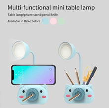 Cargar imagen en el visor de la galería, Mini lámpara de mesa con dibujos animados para estudiantes, luz Led de escritorio con lápiz, pluma con sacapuntas, soporte para protección ocular, lectura nocturna, para estudio MOD YW2192A
