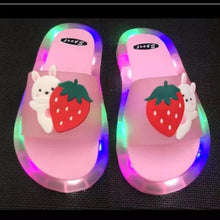 Cargar imagen en el visor de la galería, Sandalia Zapatillas luminosas para niños, zapatos cómodos con luz Led para chico, casa de bebé, calzado antideslizante de PVC suave con dibujo MOD 681
