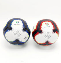 Cargar imagen en el visor de la galería, El balón copa america 2019 , los gráficos inspirados en la pintura con spray son un guiño al fútbol callejero y el arte urbano de brasil MOD 3
