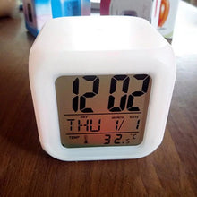 Cargar imagen en el visor de la galería, Reloj despertador Digital brillante para dormitorio de niños, luz LED de 7 colores que cambian, luz nocturna de alta calidad
