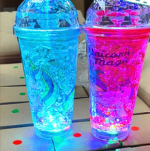 Cargar imagen en el visor de la galería, Vaso de LUZ unicornio con pajilla tapa para niños unicornio MOD XY-2105
