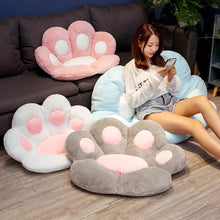 Cargar imagen en el visor de la galería, Cojín de felpa con forma de pata de Animal para niños y niñas, almohada suave de 2 tamaños para asiento, sofá de interior, decoración de silla para el hogar MOD huella
