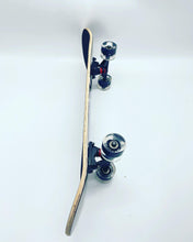 Cargar imagen en el visor de la galería, Skateboard Cruiser completo de dos pies descalzos para adolescentes, principiantes, niños, patinaje llantas de luz transparente
