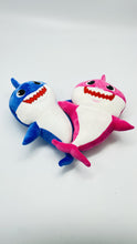Cargar imagen en el visor de la galería, Baby Shark musical y luz 33 cm - mychinashop.com
