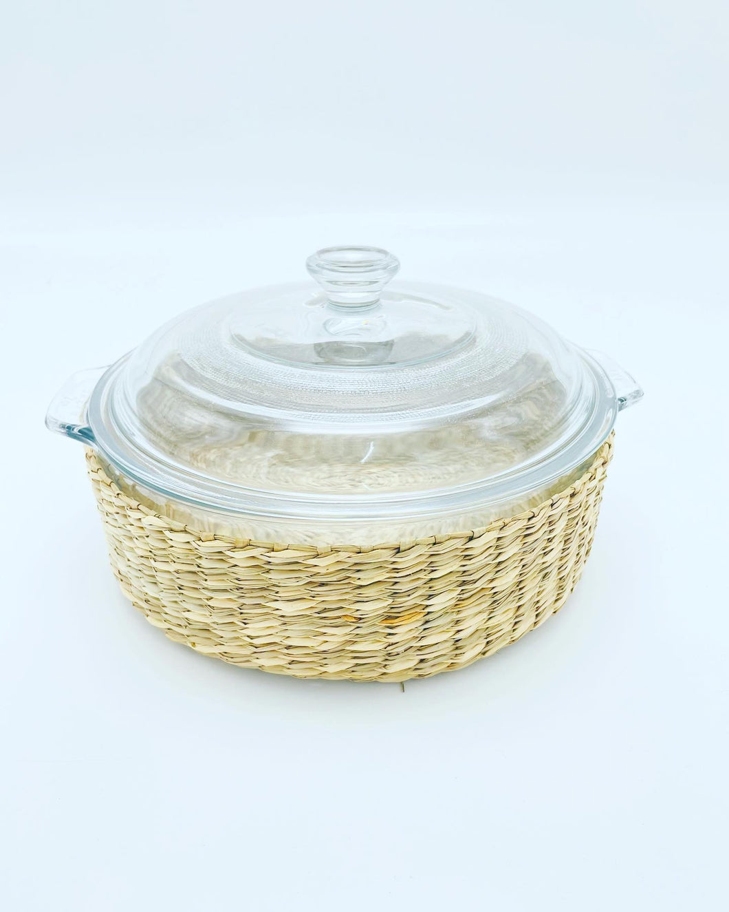 Refractario redondo con base de canastilla de palma y tapa de cristal