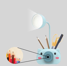 Cargar imagen en el visor de la galería, Mini lámpara de mesa con dibujos animados para estudiantes, luz Led de escritorio con lápiz, pluma con sacapuntas, soporte para protección ocular, lectura nocturna, para estudio MOD YW2192A
