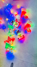 Cargar imagen en el visor de la galería, Lámpara de noche de Navidad colgante, Luces de colores  medias de plástico con copos de nieve, muñeco de nieve, árbol de Navidad, lámpara LED colgante con adorno de cordón para el hogar MOD SDD141 /LED151
