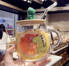 Cargar imagen en el visor de la galería, Taza de vidrio transparente con tapa y pajita, vaso de cristal dinosaurio mod 359
