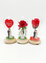 Cargar imagen en el visor de la galería, Rosa con novios, flores preservadas eternas, cupula de cristal MOD W-21
