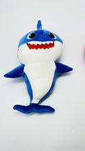 Cargar imagen en el visor de la galería, Baby Shark musical y luz 33 cm - mychinashop.com
